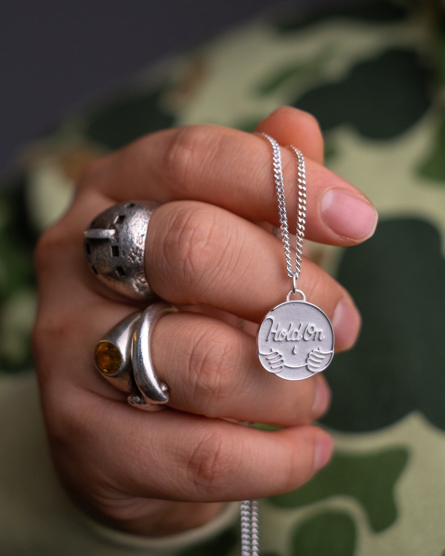 HOLD ON Pendant necklace